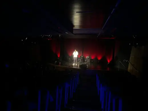 Dovi Neuburger performing to a full room