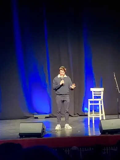 Dovi Neuburger performing at Mojo Live