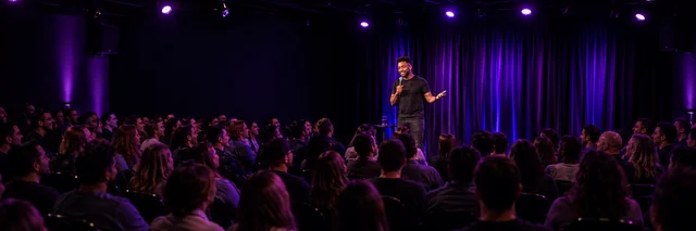 Comedy performance with an AI-extended audience panorama