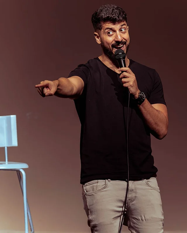 Matan Peretz performing stand-up comedy