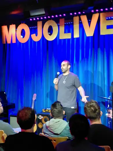 Yohay Sponder performing at Shabbos Night Live