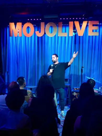 MOJO Live room with audience before the show